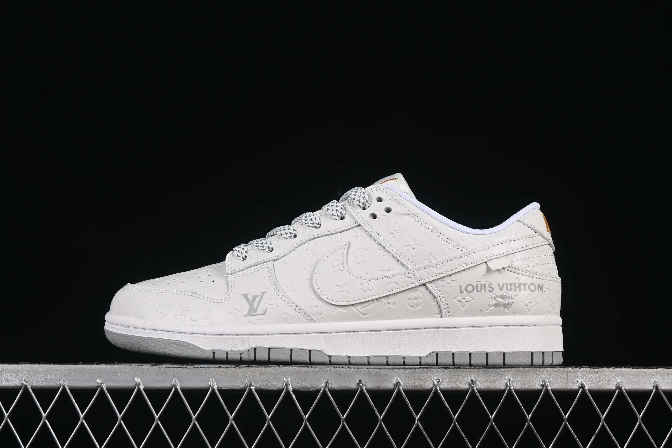 All categories Nk SB Dunk Series Nk SB Dunk Low High-end customized low-top sneakers Nike SB Dunk Low LV co-branded gray and white dark print Anniversary high-end customized low-top casual sneakers XX3168-140